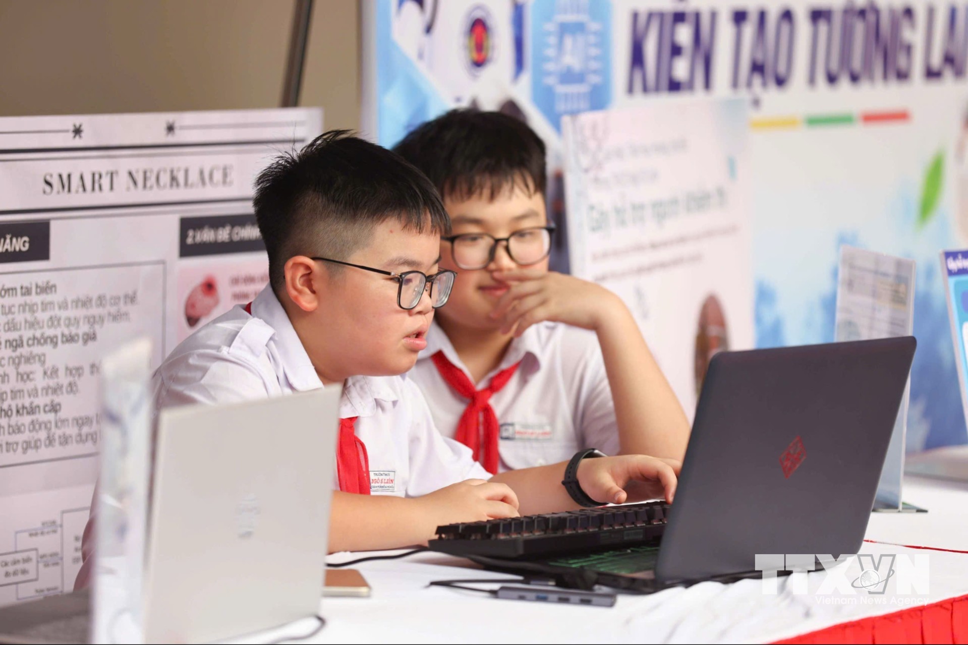 Học sinh chia sẻ về những hiểu biết, sáng tạo trong công nghệ để cùng nhau khám phá. (Ảnh: Thanh Tùng/TTXVN)